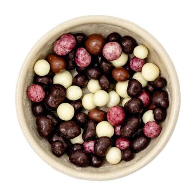 Heidelbeeren, Himbeeren und Erdbeerstücke in dreierlei Schokoladen bio Fairtrade
